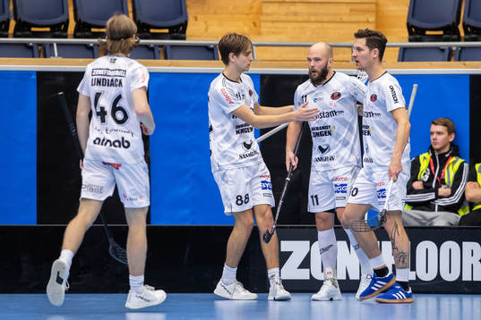 Pixbos Martin Östholm jublar med lagkamrater