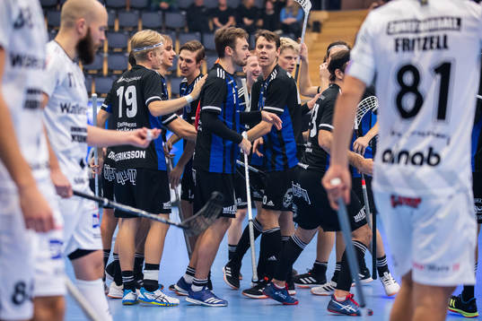Sirius Daniel Stenlund jublar med lagkamrater
