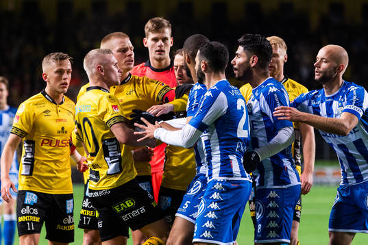 Irriterat mellen Elfsborgs Simon Strand och IFK Göteborgs