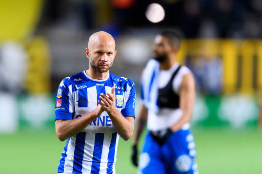 IFK Göteborgs Robin Söder tackar publiken