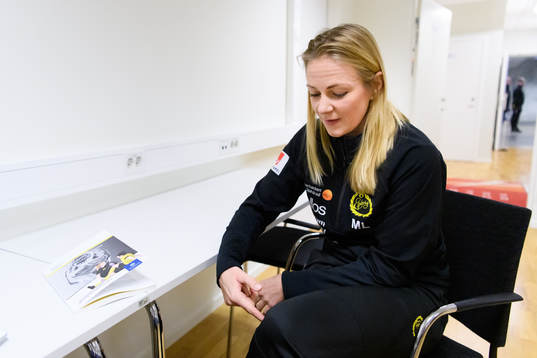 Matilda Lundblad, läkare, blir intervjuad innan