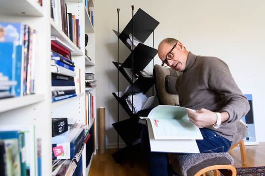 Thomas Ravelli blir intervjuad i sitt hem