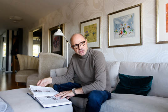 Thomas Ravelli blir intervjuad i sitt hem