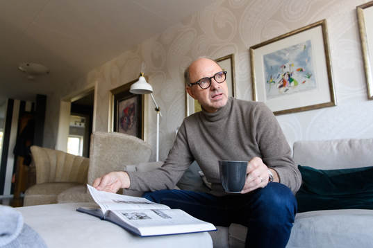 Thomas Ravelli blir intervjuad i sitt hem