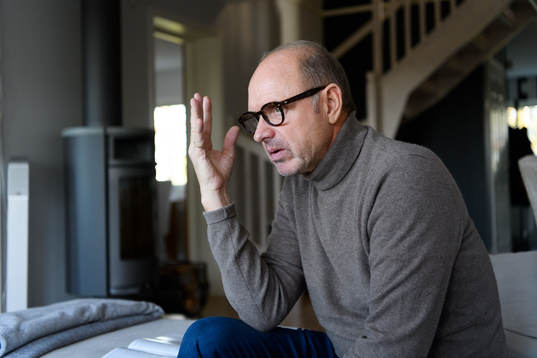 Thomas Ravelli blir intervjuad i sitt hem