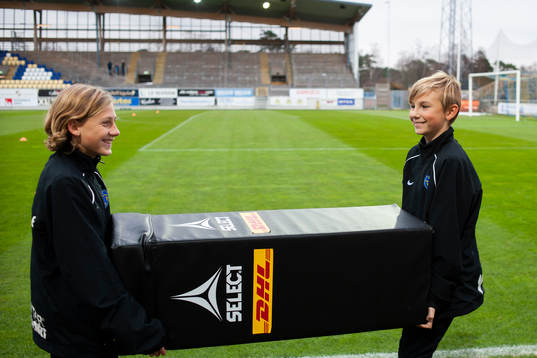 Falkenbergs Falcom alkoholfri Arena ungdomar hjälper med