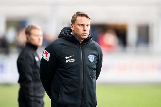 AFC Falkenbergs tränare Hasse Eklund deppar