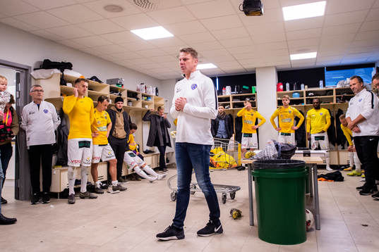 Falkenbergs tränare Hasse Eklund håller tal i