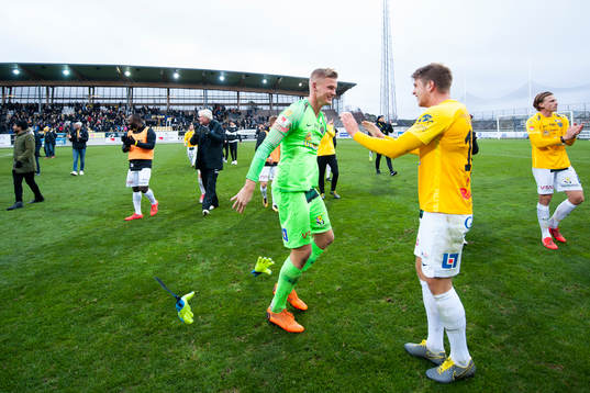 Falkenbergs målvakt Johan Brattberg och Marcus Mathisen