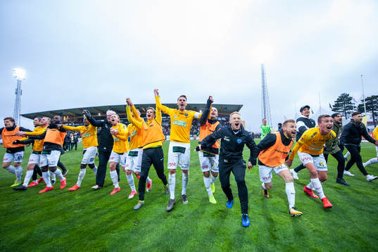 Falkenbergs spelare jublar