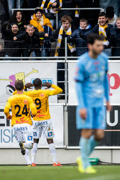 Falkenbergs Nsima Peter jublar och i förgrunden AFC