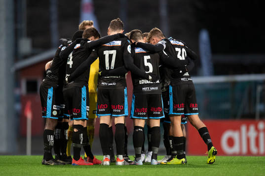 Players of of Sandnes Ulf gather
