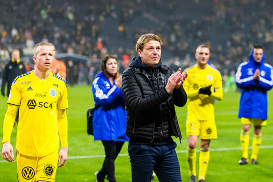 Sundsvalls tränare Tony Gustavsson deppar och tackar de