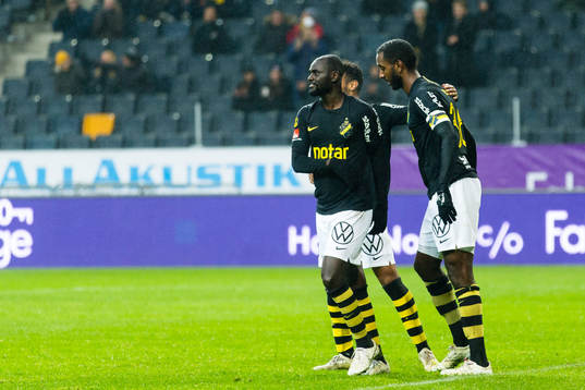 s Henok Goitom gör 2-1 och gratuleras av lagkamrater