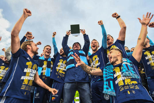 Djurgårdens sportchef Bosse Andersson lyfter Lennart