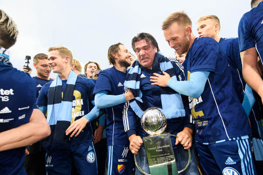 Djurgårdens sportchef Bosse Andersson jublar på podiet