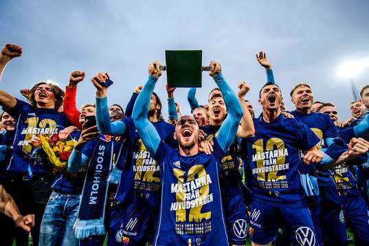 Djurgårdens Marcus Danielson jublar med Lennart Johanssons