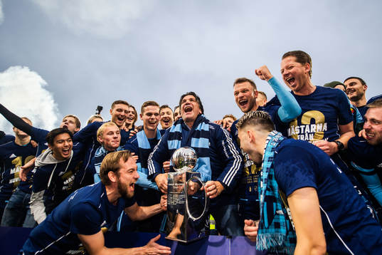Djurgårdens sportchef Bosse Andersson jublar med Lennart