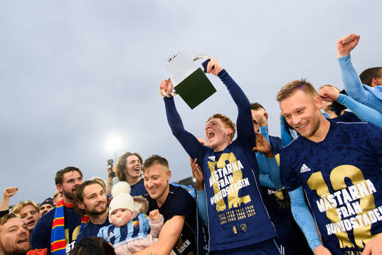 Djurgårdens Aslak Witry jublar med pokalen
