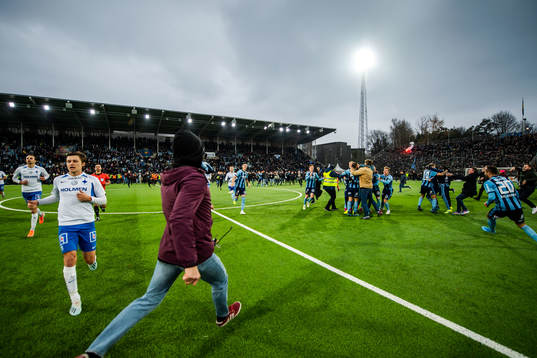 Djurgårdens supportar jublar med spelare