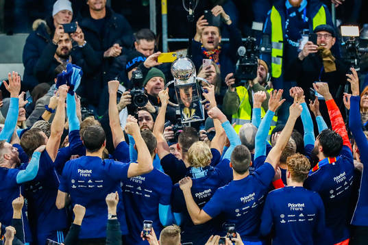 Djurgårdens spelare jublar med Lennart Johanssons pokal