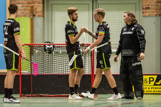 Åstorp Kvidinges spelare gör entré till innebandymatchen