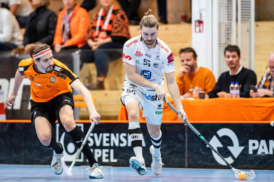 Höllvikens Jakob Gullberg jagar Dalens Viktor Nystedt