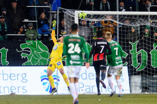 Bollen går i ribban bakom Jönköpings målvakt Frank