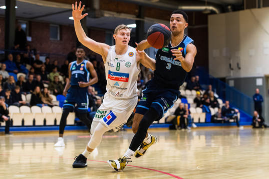 Nässjös Felix Terins och Djurgårdens Bryan Alberts i