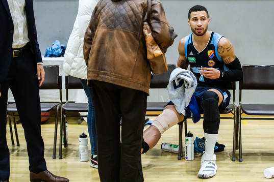 Djurgårdens Brandon Barton med bandage runt benet
