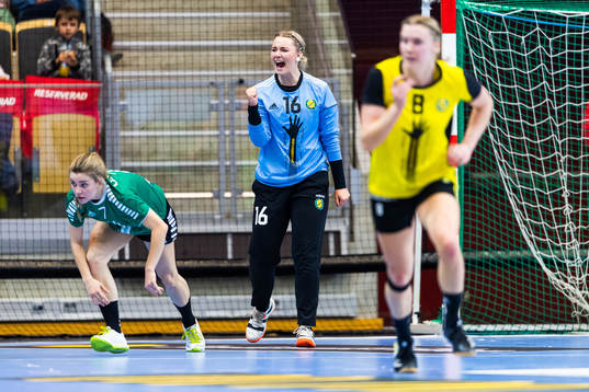 Sävehofs målvakt Wilma Kroon Andersson jublar