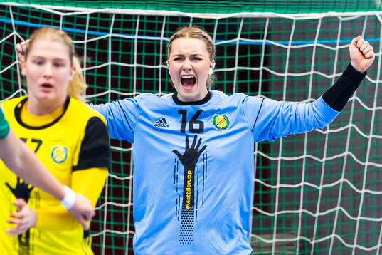 Sävehofs målvakt Wilma Kroon Andersson jublar