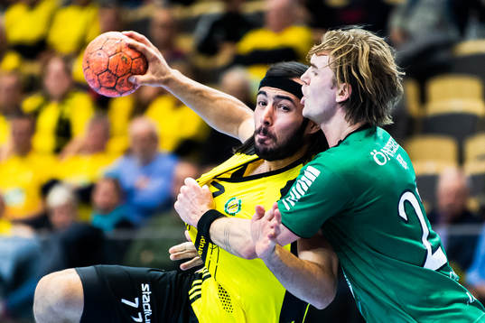 Sävehofs Pouya Norouzi och Önnereds Anton Hallbäck i