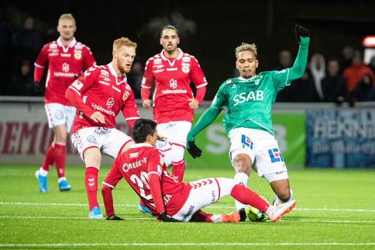 Kalmars Carl Gustafsson och Brages Seth Kanteh Hellberg