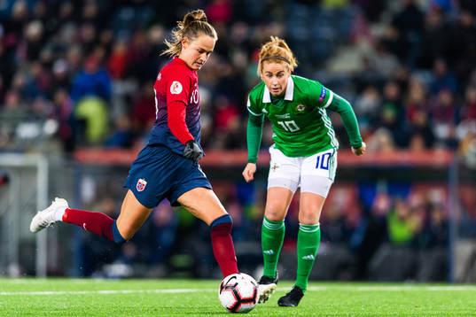 Caroline Graham Hansen of Norway and Rachel Furness of
