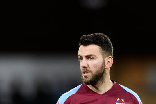Malmö FFs Erdal Rakip vid lineup innan fotbollsmatchen i