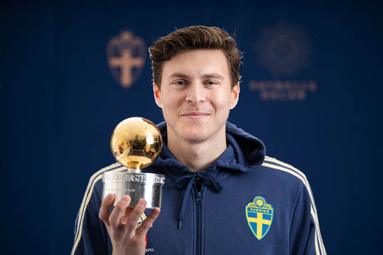 Sveriges Victor Nilsson Lindelöf poserar med Guldbollen