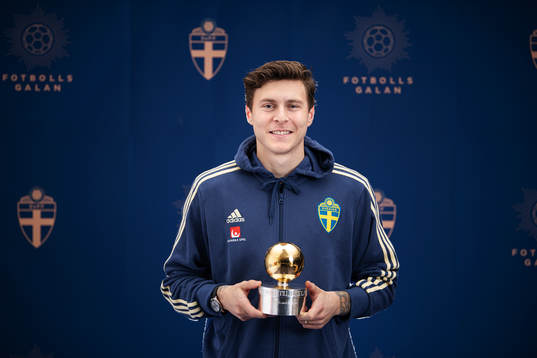 Sveriges Victor Nilsson Lindelöf poserar med Guldbollen