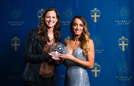 Prisutdelare Lotta Schelin med Kosovare Asllani