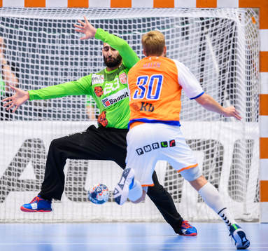 Kristianstads Anton Halén skjuter mot Bukarests målvakt