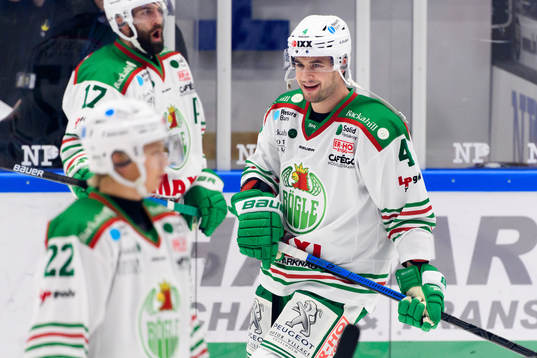 Rögles Kodie Curran värmer upp innan ishockeymatchen i