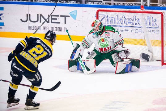s Christian Sandberg gör 2-0 bakom Rögles målvakt Roman
