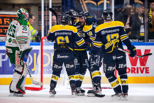 s Joakim Andersson jublar med lagkamrater