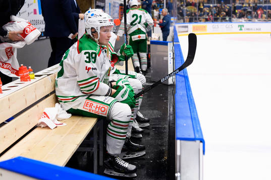 Rögles Erik Andersson deppar på bänken