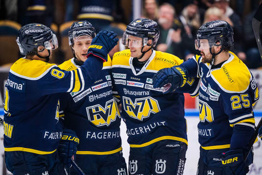 s Alexander Bergström jublar med lagkamrater