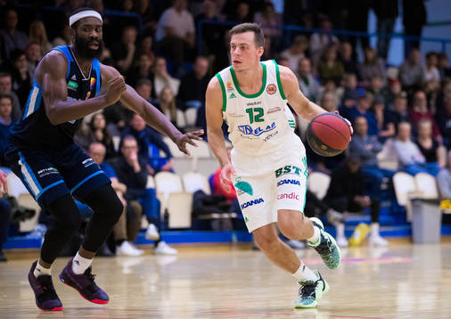 Djurgårdens Obinna Oleka och Södertäljes Anton Gaddefors