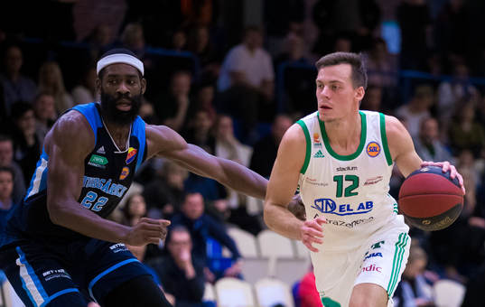 Djurgårdens Obinna Oleka och Södertäljes Anton Gaddefors