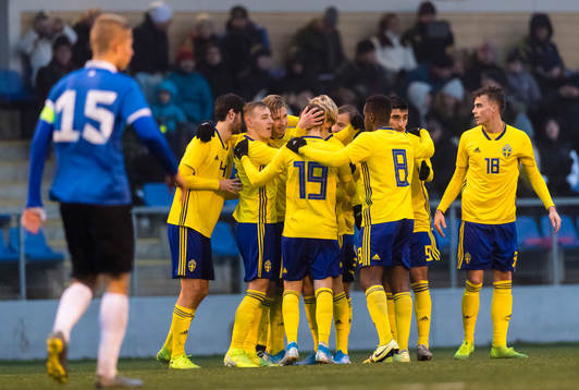 a vänster) jublar med lagkamrater