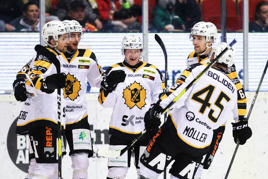 Skellefteås Tuomas Kiiskinen jublar med lagkamrater