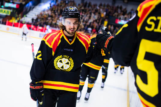 Brynäs Adam Brodecki jublar med lagkamrater